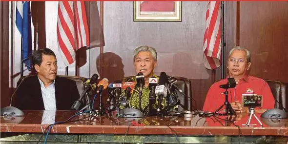  ?? ZULFADHLI ZULKIFLI PIC BY ?? Barisan Nasional chairman Datuk Seri Dr Ahmad Zahid Hamidi (centre) at a press conference in Kuala Lumpur yesterday.