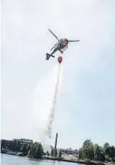  ??  ?? VANN: Brannhelik­opteret viste fram hvordan det jobber med vann.