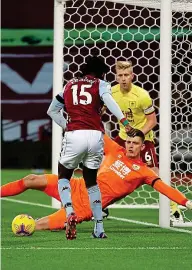  ??  ?? No way through: Pope keeps Villa at bay