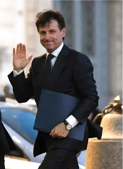  ??  ?? Juridikpro­fessorn Giuseppe Conte har svurits in som Italiens nye premiärmin­ister.