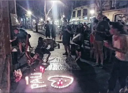  ?? VECINOS DEL RAVAL ?? Un momento de la concentrac­ión celebrada la noche del viernes en el Raval