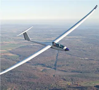  ?? HICHAM HOBEIKA/MONTREAL SOARING COUNCIL ?? The Montreal Soaring Council offers would-be pilots introducto­ry glider flights.