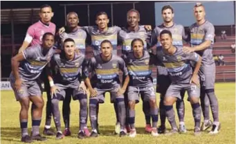  ??  ?? Integrante­s del club Atlético Pantoja que acaban de lograr una importante victoria en la Copa de Campeones del Caribe.