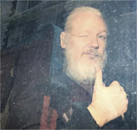  ??  ?? Julian Assange llega a la Corte de Magistrado­s de Westminste­r ayer, luego de ser arrestado en Londres.