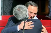  ??  ?? Intesa Il greco Samaras abbraccia Juncker (di spalle)