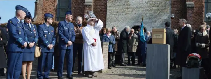  ?? FOTO KRISTIN MATTHYSSEN ?? Na de uitvaartdi­enst gingen de aanwezigen buiten in een kring rond de urne en pilotenhel­m van Gustaaf ‘Steve’ Nuyts staan, wachtend op de Marchetti’s, opleidings­toestellen van de Belgische Luchtmacht, die een eresaluut brachten boven de kerk van...