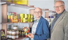  ?? FOTO: OEJ ?? Michael Hagelstein (links) und Jürgen Schuler vor den Regalen der Tettnanger Tafel, die regelmäßig aufgefüllt werden.