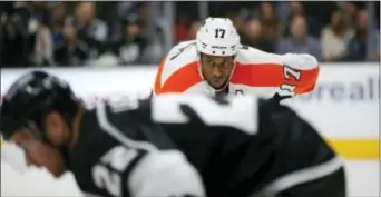  ?? JAE C. HONG — THE ASSOCIATED PRESS ?? Wayne Simmonds has his game face on during the third period of the Flyers’ 2-1 loss to the Kings Saturday. Flyers coach Dave Hakstol put Simmonds on a line with Claude Giroux and Jake Voracek in the third period against the Kings to try to get a...