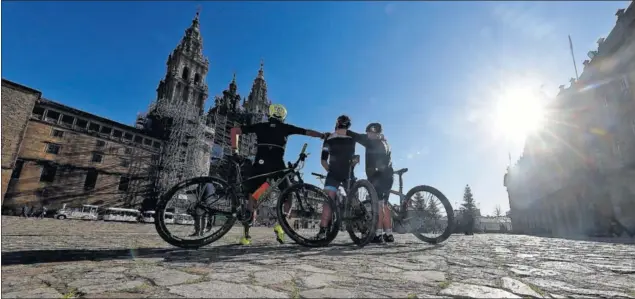  ??  ?? PARADA FINAL. La Plaza del Obradoiro, la principal y más famosa de la capital gallega, será la meta de la GAES Pilgrim Race, ante la Catedral de Santiago de Compostela.