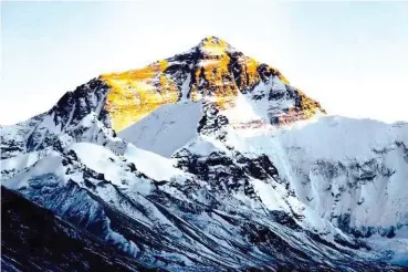  ?? © Christophe Michel ?? L’Everest versant tibétain.
Celui qu’empruntera l’expédition menée par Bernard Muller au printemps prochain.