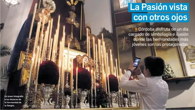  ?? JUAN AYALA ?? Un joven fotografía a los titulares de la hermandad de la Sangre.