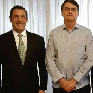  ?? Reprodução ?? O presidente eleito Jair Bolsonaro (PSL), ao lado do embaixador da Argentina, Carlos Magariños, que o visitou na manhã de ontem em seu condomínio no Rio