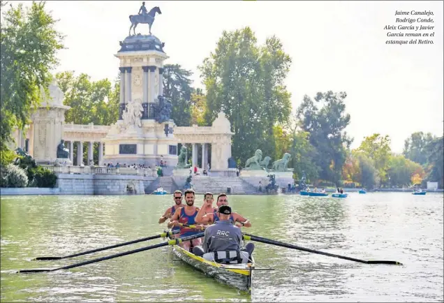  ?? ?? Jaime Canalejo, Rodrigo Conde, Aleix García y Javier García reman en el estanque del Retiro.