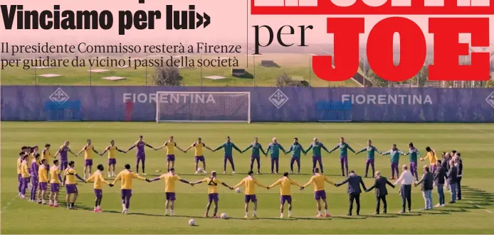  ?? ?? Sentimento Dirigenti e giocatori della Fiorentina si tengono per mano in cerchio al centro del campo prima di iniziare la seduta di allenament­o