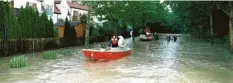  ?? Fotos: Anne Wall, Wolfgang Diekamp, Peter Fastl ?? Im Wohngebiet Uhlandwies­e waren die Retter mit Booten unterwegs. Die Straßen waren überflutet.