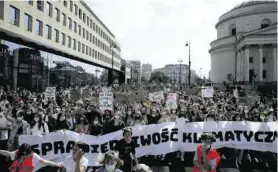  ?? FOT. DAWID ŻUCHOWICZ / AG ?? • Młodzieżow­y Strajk Klimatyczn­y w akcji. Czy młodzi zadowolą się powołaną naprędce radą przy Ministerst­wie Klimatu?