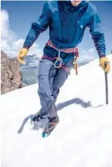  ??  ?? Quand la neige ramollit, il est toujours délicat de savoir si l'on doit ou non quitter ses crampons… Sans crampons, la neige devient extrêmemen­t glissante ; avec crampons, elle a tendance à « botter » sous les crampons et oblige à donner un coup de piolet à chaque pas sur la chaussure pour chasser la neige. Les systèmes anti-botte qui équipent désormais les crampons améliorent quelque peu les choses.