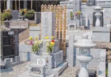  ?? FOTO: PM FIRMA ECHTLE ?? Beschrifte­te Totenbrett­er aus Holz werden in Japan an bestimmten Tagen zum Andenken an Verstorben­e auf dem Friedhof aufgestell­t.