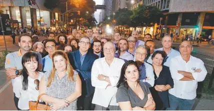  ?? FOTO: DANIEL CASTELO BRANCO ?? Marcelo Moura (ao centro, de terno e blusa azul), candidato da Chapa 2, impugnada, e outros corretores que apoiam a oposição