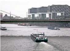  ?? FOTO: OLIVER BERG/DPA ?? Der niedrige Wasserstan­d des Rheins belastet die Binnenschi­fffahrt. Viele Schiffe, wie hier in Köln, können nur halb beladen fahren.