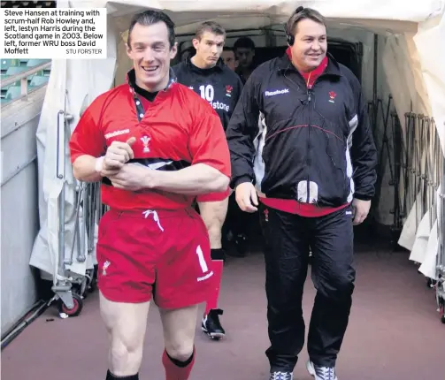  ?? STU FORSTER ?? Steve Hansen at training with scrum-half Rob Howley and, left, Iestyn Harris during the Scotland game in 2003. Below left, former WRU boss David Moffett