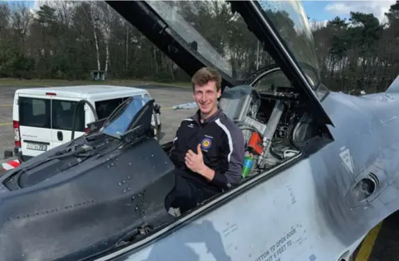  ?? © ROBIN MUES BAF ?? Wat Wk-goud allemaal niet kan doen: Alexander Doom fier als een gieter in de cockpit van een F-16 op de luchtmacht­basis van Kleine-brogel.