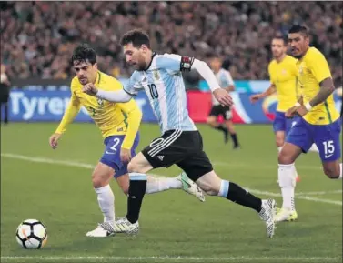  ??  ?? DISCRETO. El capitán argentino, Messi, arranca con la pelota marcado por el lateral brasileño Fágner.