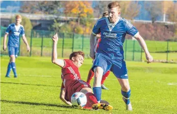  ?? FOTO: CHRISTIAN FLEMMING ?? Nils Butz (rechts) und der TSV Schlachter­s wollen in Neukirch punktemäßi­g am Ball bleiben.