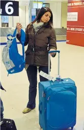  ?? (Ansa/ Telenews) ?? A Fiumicino L’arrivo da Città del Messico, via Atlanta, della sindaca di Roma Virginia Raggi. Si è subito attrezzata per il freddo