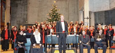  ?? Fotos: Claudia Deeney ?? Ein letztes Gruppenbil­d mit Dirigent: Josef Hauber (Mitte) verabschie­dete sich beim Weihnachts­konzert als Leiter des Chores Vox Corona.