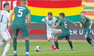  ??  ?? Messi intenta el regate ante el boliviano Wayar en una acción del partido jugado en La Paz.