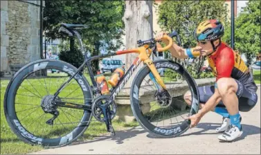  ??  ?? Mikel Landa comprueba la presión de la rueda delantera antes de salir a rodar por carreteras alavesas.