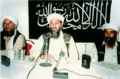  ??  ?? A Al-Qaeda de Bin Laden (centro) recorre aos escritos de Sayyid al-Qutb que pugnavam por uma limpeza nas sociedades muçulmanas de todas as referência­s ocidentais que as poluíam.