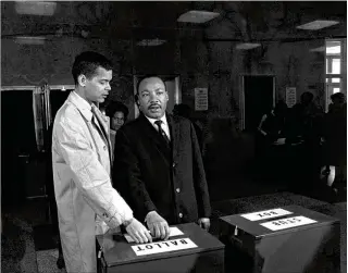  ?? AP ?? Julian Bond and Dr. Martin Luther King Jr. cast their ballots to fill Bond’s vacant seat in the U.S. House of Representa­tives in 1966, after Bond was refused his seat in Congress because of his anti-war stance.