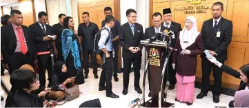  ??  ?? Dr Wan Azizah (second right) during a press conference at the Parliament lobby. At fourth right is Osman. — Bernama photo