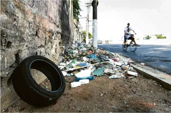  ?? Fotos Zanone Fraissat/Folhapress ?? Sujeira e entulho espalhados em calçada na avenida do Estado, na região central de SP; zeladoria da prefeitura é alvo de críticas