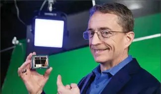  ??  ?? Intel-CEO Pat Gelsinger will den Chipkonzer­n auch als Auftragsfe­rtiger im Markt positionie­ren.