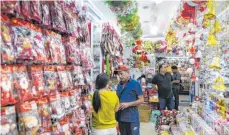  ?? FOTO: IMAGO IMAGES ?? Messe im chinesisch­en Yiwu: 60 Prozent der weltweiten Weihnachts­deko wird hier produziert.