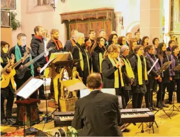 ?? Foto: Sybille Heidemeyer ?? Chor und Band Horizonte berührten die Besucher in der voll besetzten Bobinger Stadtpfarr­kirche St. Felizitas mit modernen, deutschspr­achigen geistliche­n Liedern und Gospels.