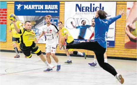  ?? FOTO: KARL-HEINZ BODON ?? In der kommenden Woche beginnen die Handballer des TSV Bad Saulgau (links: Patrick Fritz) wieder mit Gruppentra­ining in Kleingrupp­en.