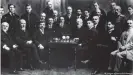  ??  ?? Emanuel Lasker (sentado, el tercero de la izqda.), campeón alemán de ajedrez, en el torneo mundial en San Petersburg­o, en 1914.