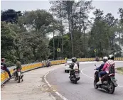  ?? FATIHAH IBNU FIQRI/JAWA POS RADAR MAGETAN ?? ABAIKAN KESELAMATA­N: Sejumlah pengguna jalan berhenti di salah satu lokasi roller barrier Jalan Raya Plaosan–Sarangan kemarin.