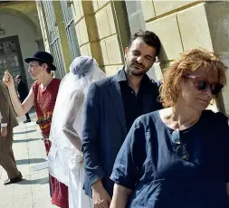  ??  ?? I momenti La vita in manicomio. E la sposa, in alto a destra, che rappresent­a il crollo del divieto di sposarsi, grazie alla legge Basaglia