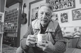  ?? Brett Coomer / Staff file photo ?? Jerry Sumrall, aka KPFT’s “Spare Change” host Larry Winters, shown at home surrounded by memorabili­a in Cut and Shoot in 2004, died on Sept. 5.