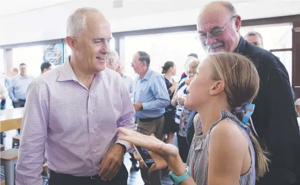  ?? Picture: SUPPLIED ?? BAR TALK: Sofia Cullen, 12, chats to Prime Minister Malcolm Turnbull and Member for Leichhardt Warren Entsch at North Bar and Kitchen at the Shangri-La.