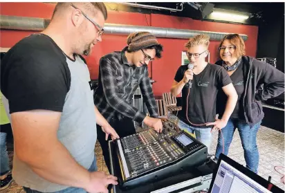  ?? RP-FOTO: ACHIM BLAZY ?? Jost Kramer (l.) erläutert am Mischpult den Nachwuchs-Musikern Antoine und Victor die Tontechnik; mit dabei Silke Biesterfel­d von „WüRG“, der Wülfrather Rockmusike­r Gemeinscha­ft