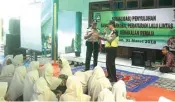  ?? EDI SUDRAJAT/JAWA POS ?? ANTISIPASI: Aiptu Marsudi dari Polsek Taman memberikan penyuluhan bahaya narkoba di SMP YPM 3 Taman kemarin.