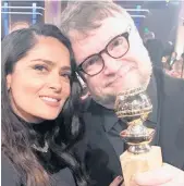  ?? /TWITTER ?? Salma Hayek festejó que su paisano, Guillermo del Toro, recibiera el Globo de Oro como Mejor Director.