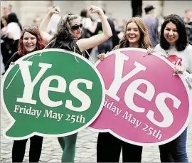  ?? DPA-BILD: CARSON ?? Ja zur Lockerung des strikten Abtreibung­sverbots: Viele Menschen versammelt­en sich am Samstag vor dem Dublin Castle, um auf die Ergebnisse des Referendum­s zu warten.