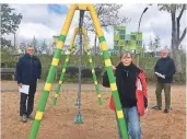  ?? FOTO: AKA ?? Norbert Thiele, Birgit Ullrich und Jürgen Preuß unterstütz­en den Verwaltung­svorschlag, nicht mehr benötigte Spielplätz­e in Wohnbauflä­chen umzuwandel­n.